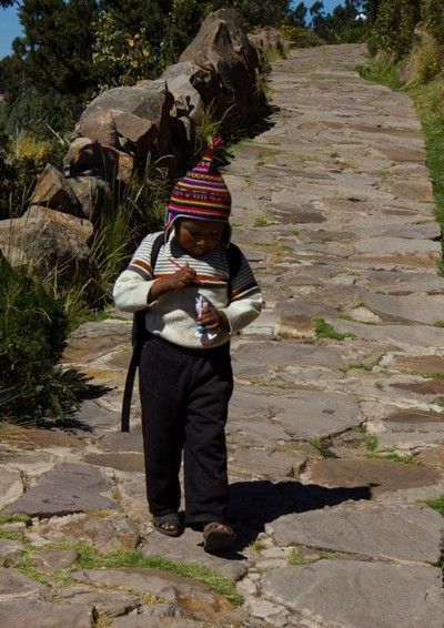 niño taquile lago titicaca peru
