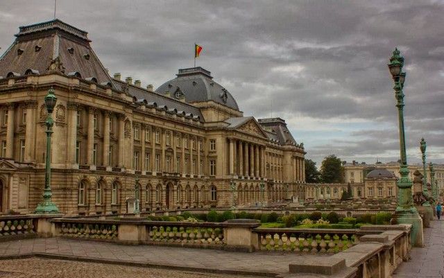 palacio real bruselas lateral belgica