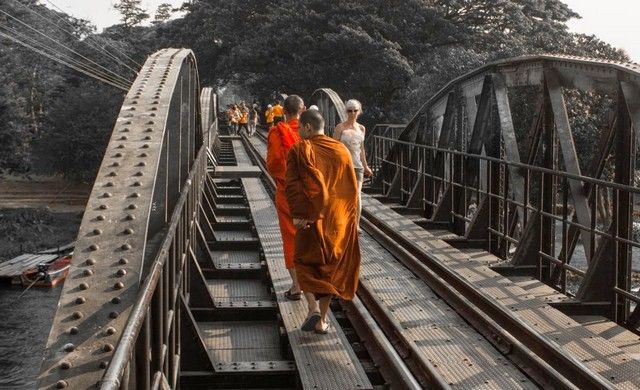 monjes en el puente sobre el río kwai