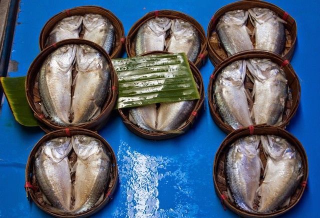 pescado en mae klong market