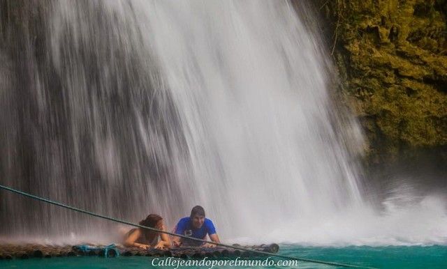 bajo las kawasan falls en balsa de bambu filipinas