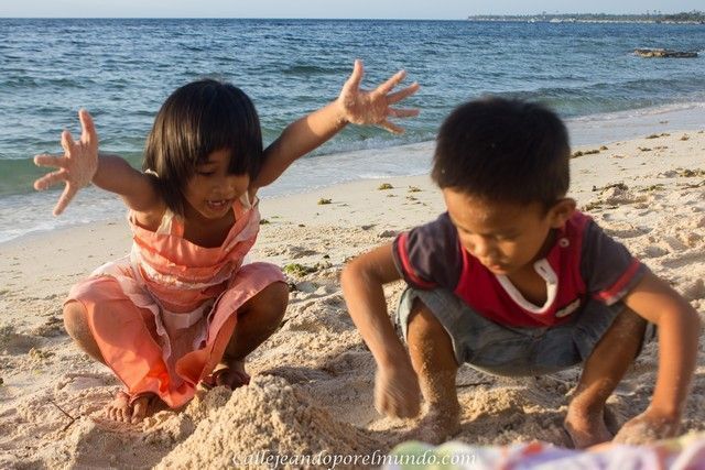 niños jugando moalboal filipinas