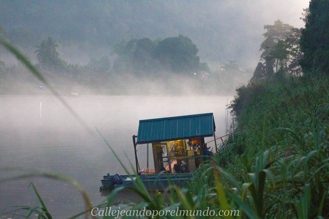 amanecer en el río kinabatangan borneo malasia