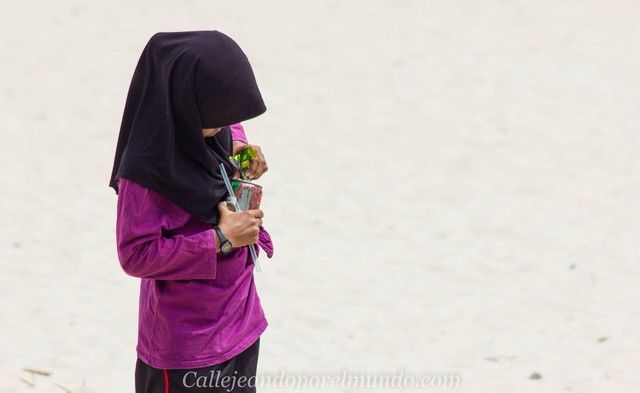 niña en pueblo de pescadores perhentian kecil malasia