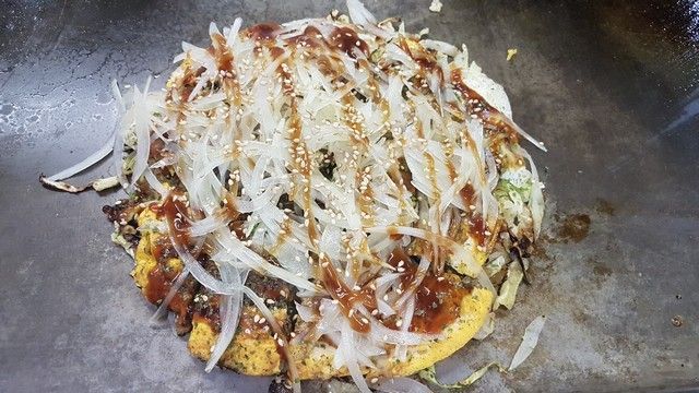 okonomiyaki en hiroshima japon (1)